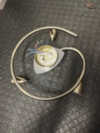 Lámpara de techo moderna metal en muy buen estado.