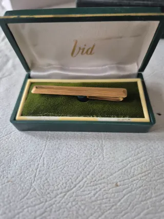 Pasacorbatas dorado con caja.calidad superior.