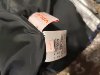 Chaqueta plateada y negra con logo