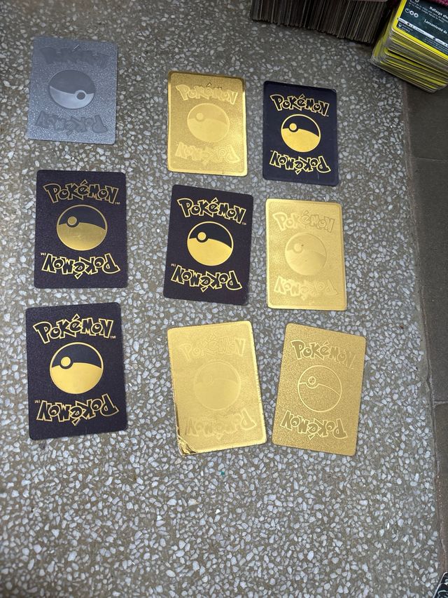 Cartas Pokémon Doradas y Negras