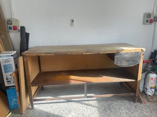 Mesa de trabajo de hierro y tablero de madera