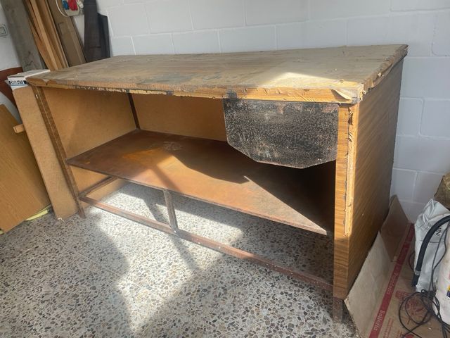 Mesa de trabajo de hierro y tablero de madera