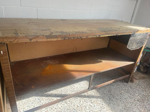 Mesa de trabajo de hierro y tablero de madera