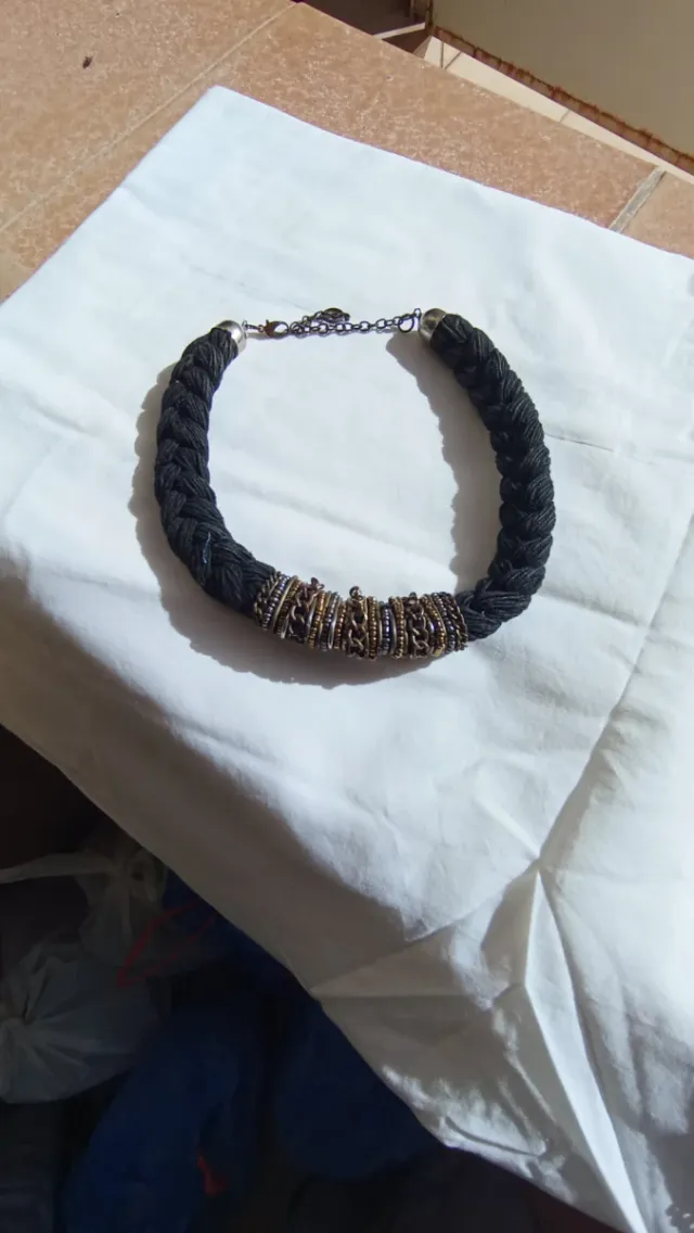 Collar negro con detalles dorados