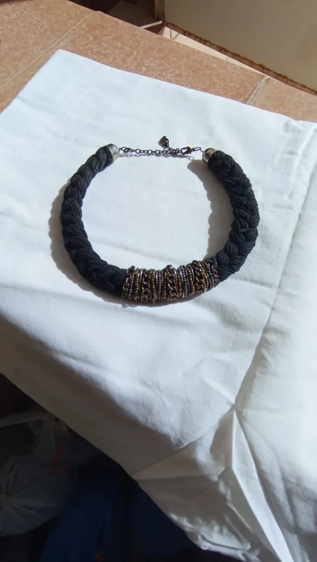 Collar negro con detalles dorados