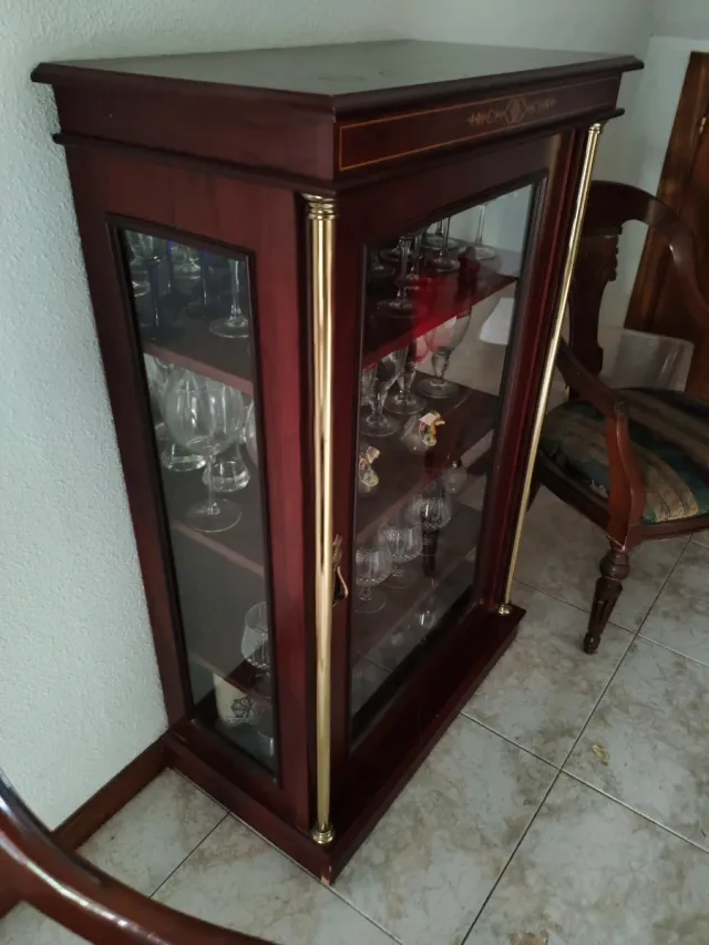 Vitrina Clásica Madera y Cristal