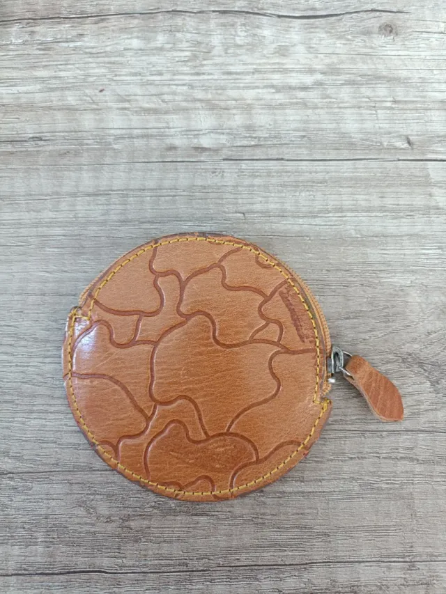 Monedero de piel con diseño