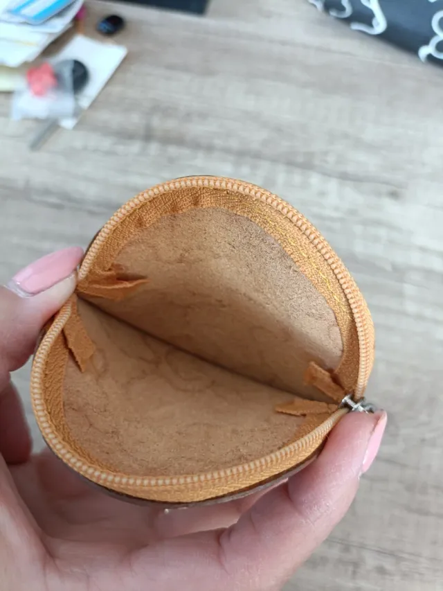 Monedero de piel con diseño