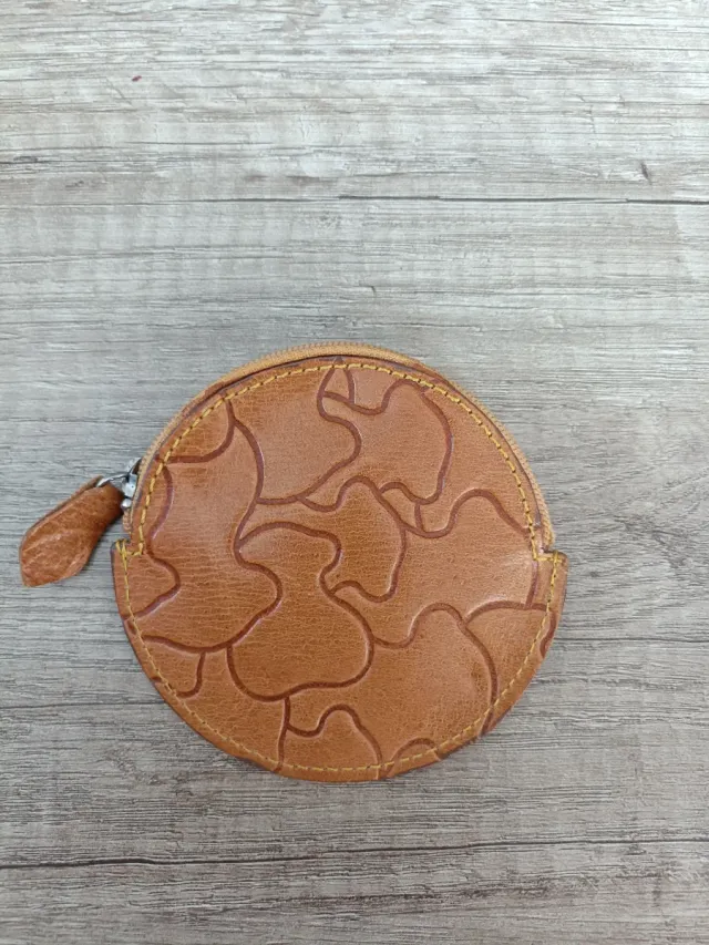 Monedero de piel con diseño