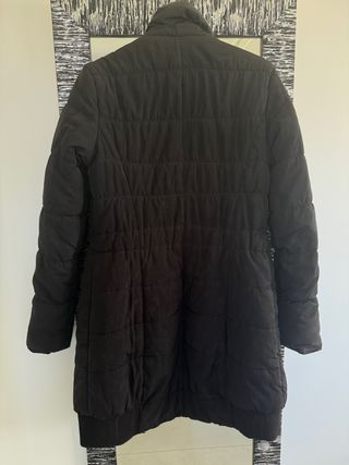 Abrigo largo de plumas negro