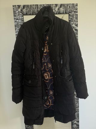 Abrigo largo de plumas negro