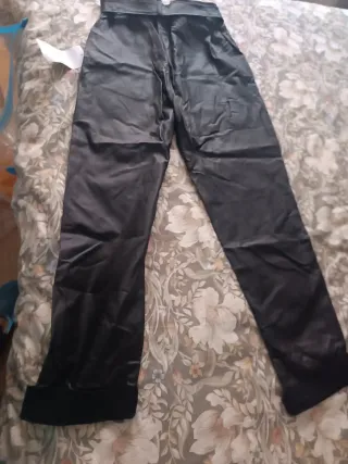 Pantalón slouchy efecto piel