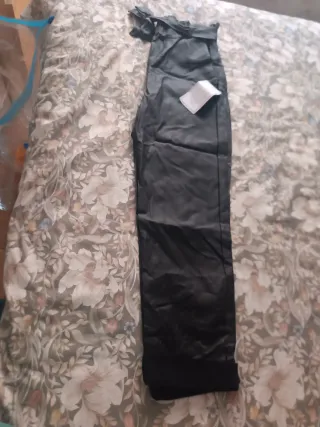 Pantalón slouchy efecto piel