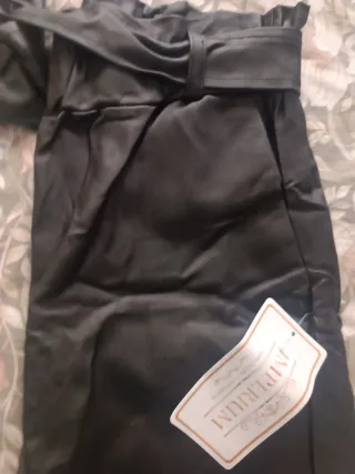 Pantalón slouchy efecto piel