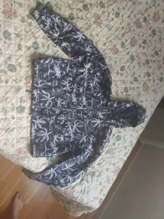 Chaqueta impermeable con palmeras