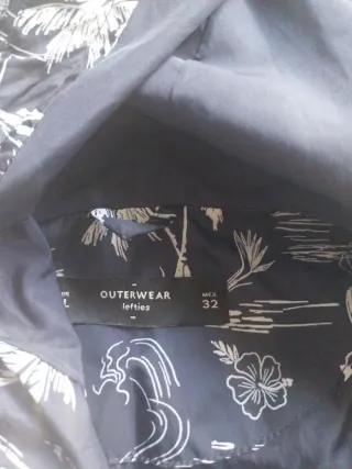 Chaqueta impermeable con palmeras