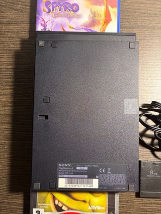 PlayStation 2 con giochi Spyro e Shrek 2