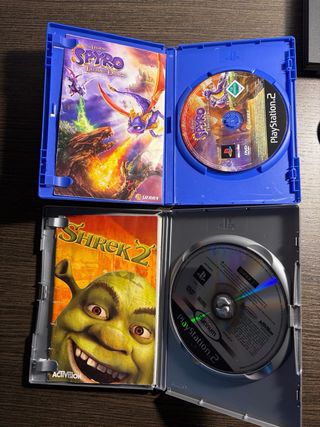 PlayStation 2 con giochi Spyro e Shrek 2
