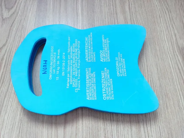 Tabla de natación azul para niños