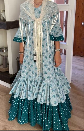 Traje de flamenca verde con volantes