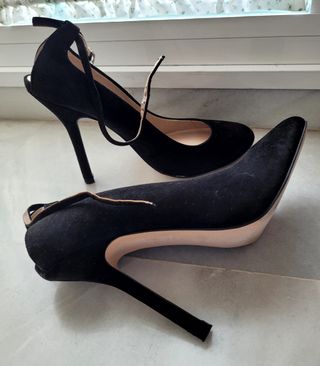 ZAPATOS NEGROS TACÓN ALTO ZARA.