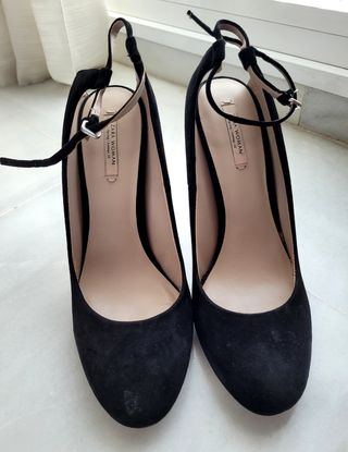 ZAPATOS NEGROS TACÓN ALTO ZARA.