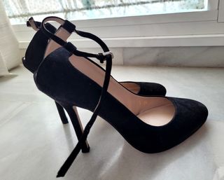 ZAPATOS NEGROS TACÓN ALTO ZARA.