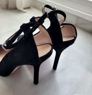 ZAPATOS NEGROS TACÓN ALTO ZARA.