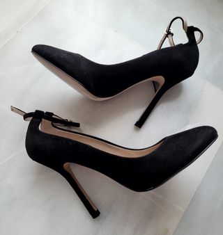 ZAPATOS NEGROS TACÓN ALTO ZARA.