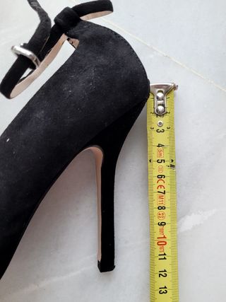 ZAPATOS NEGROS TACÓN ALTO ZARA.