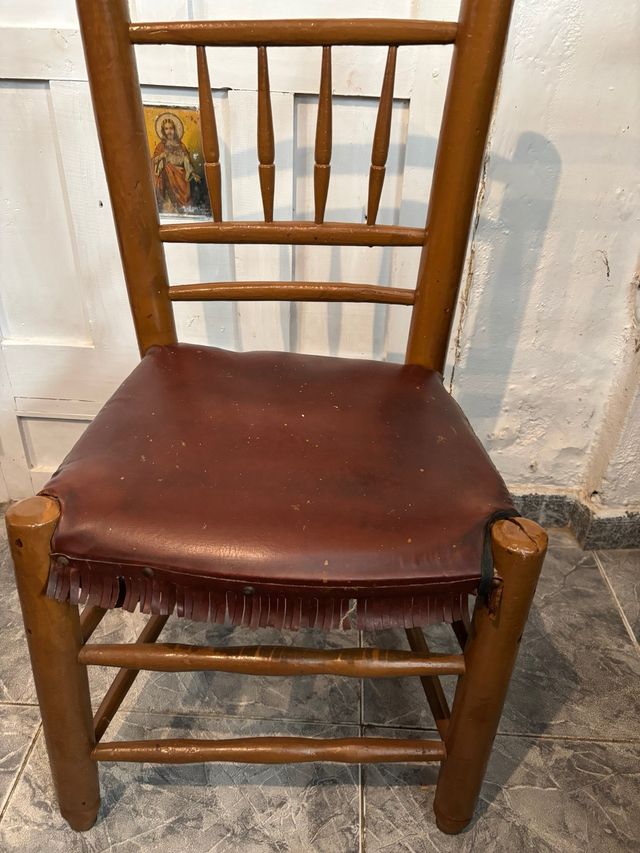 Cuatro sillas de madera con asiento de sky marrón