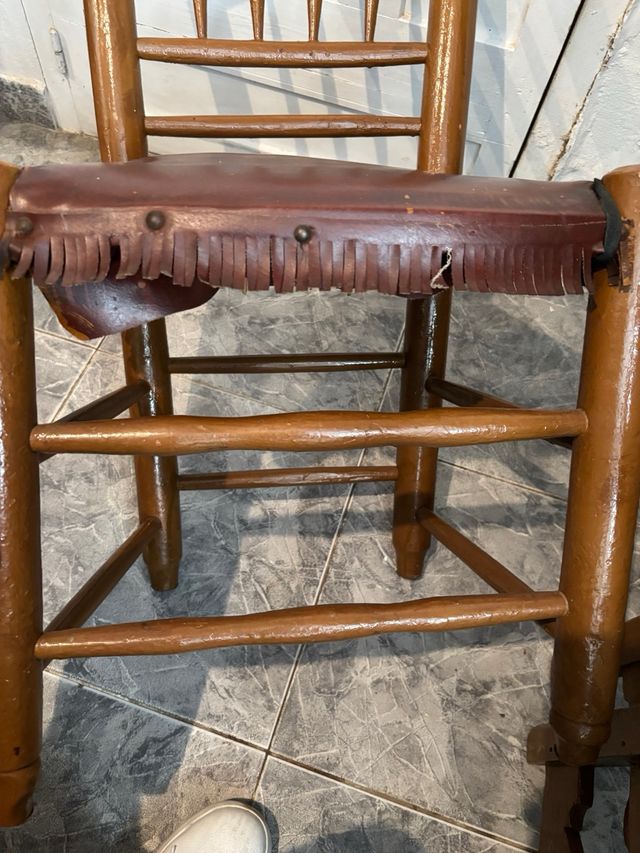 Cuatro sillas de madera con asiento de sky marrón