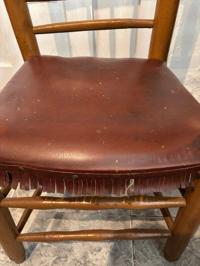 Cuatro sillas de madera con asiento de sky marrón