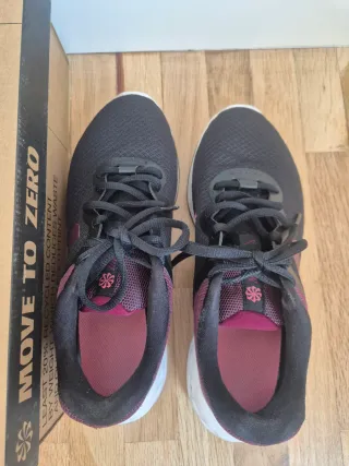 Zapatillas Nike Revolution Negras y Granates Talla