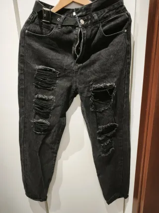 Jeans neri strappati con cintura