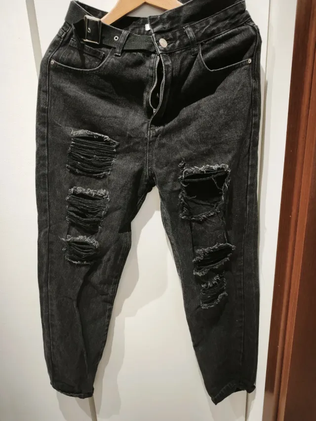 Jeans neri strappati con cintura