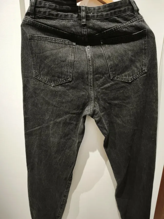 Jeans neri strappati con cintura