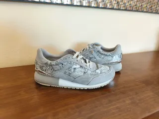 Zapatillas Gioseppo grises y plateadas