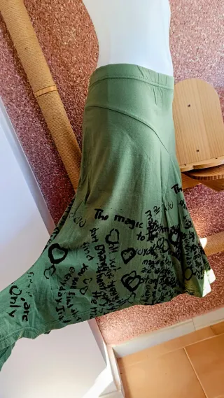 Falda midi verde con estampado de letras