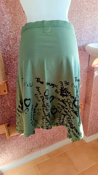 Falda midi verde con estampado de letras