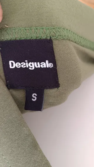 Falda midi verde con estampado de letras