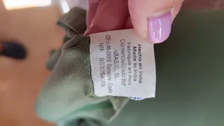 Falda midi verde con estampado de letras