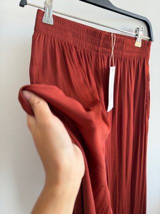 Pantalón ancho fluido Zara terracota