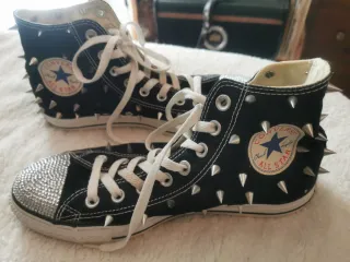 Converse Punk Spikes y Strass