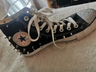 Converse Punk Spikes y Strass