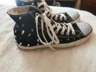 Converse Punk Spikes y Strass