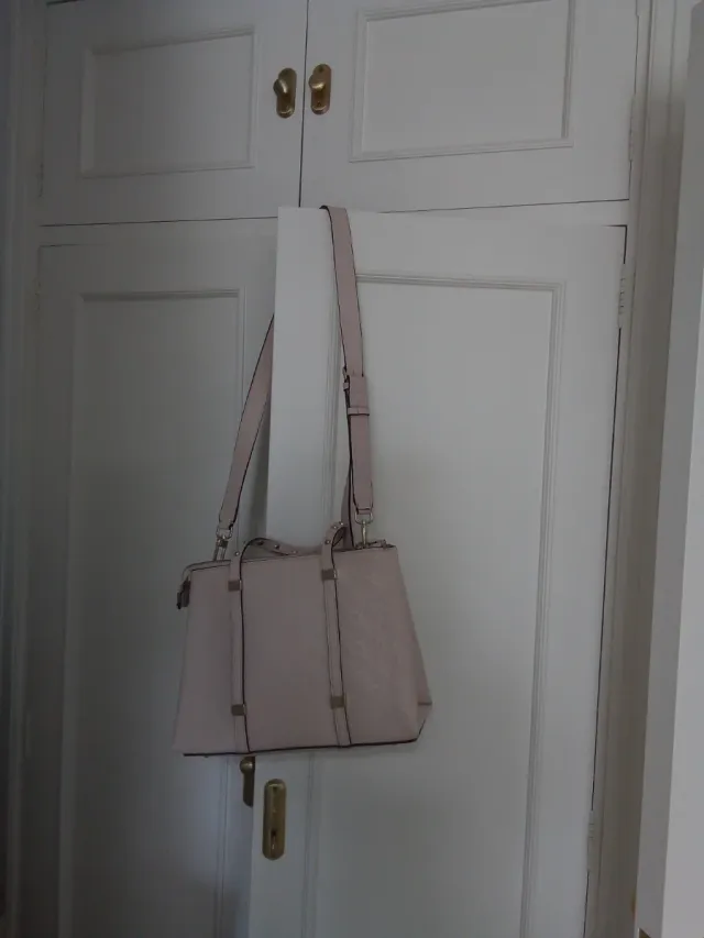 Bolso Guess Beige y Plateado