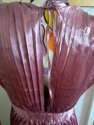 Vestido satinado rosa plisado sin estrenar