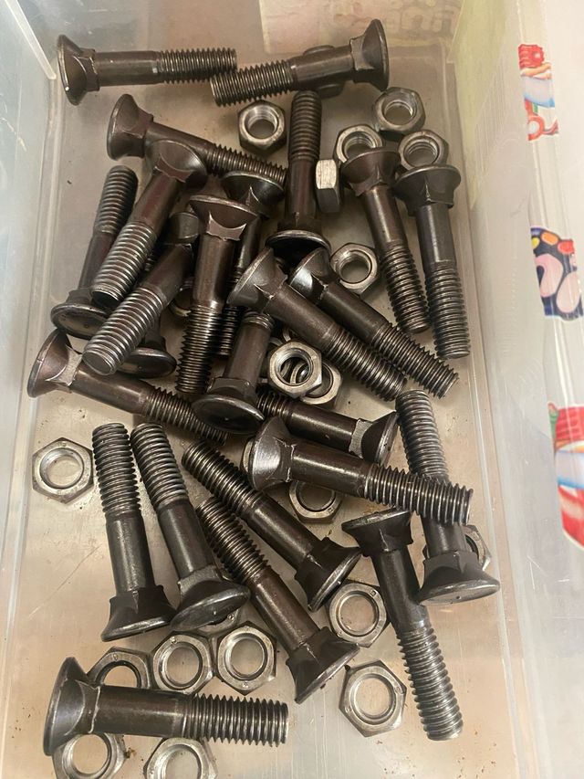 Lote de tornillos y tuercas de arados