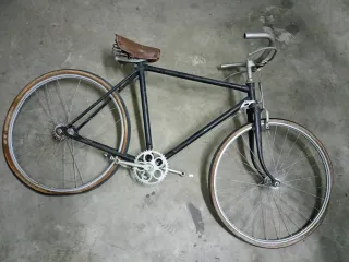 Bicicleta antigua de varillas